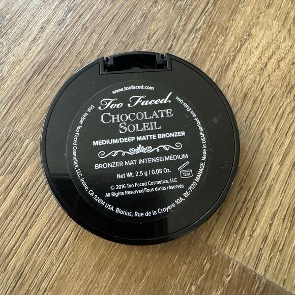 Too Faced Medium/Deep Matte Bronzer in Chocolate Soleil - Picture 3 of 3